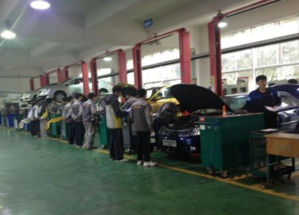 贵州铝业技师学院汽修实训室